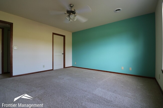 Building Photo - Gorgeous Duplex with Amazing View Off of Scenic Drive!