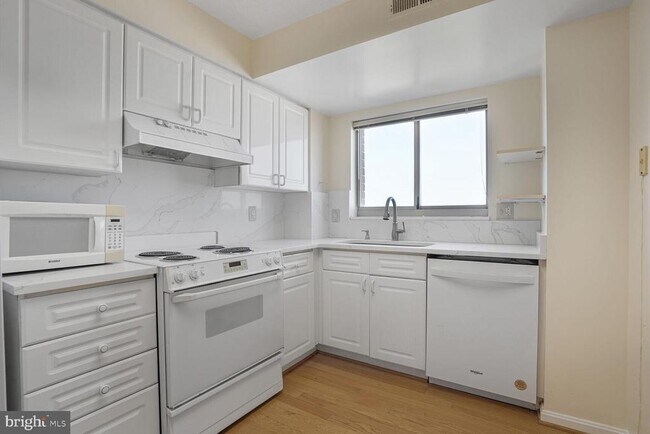 Building Photo - 2121 Jamieson Ave