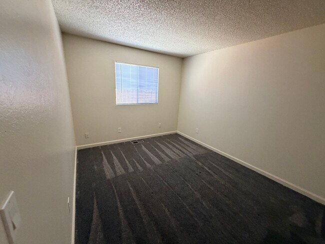 Building Photo - Reno Duplex - 1 Pet Friendly, Garage, Dishwasher, Washer/Dryer Hookups, Central A/C