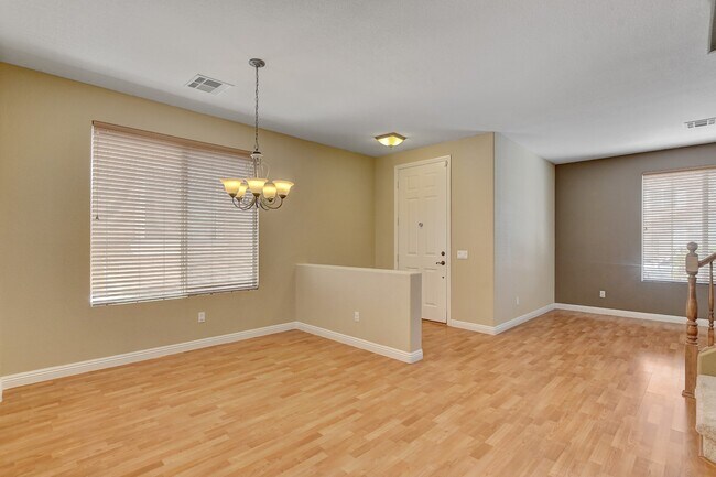 Building Photo - 1005 Roaring River Ave