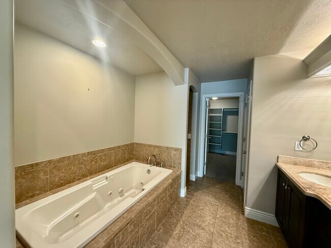 Building Photo - 2034 E 4500 S