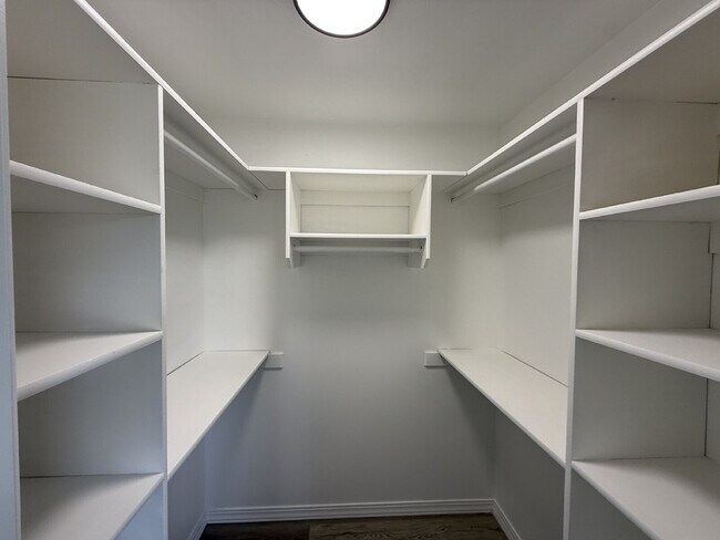 Building Photo - "Charming, newly renovated, 4-Bed, 3-Bath ...