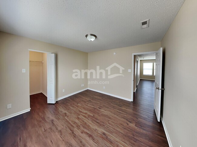 Building Photo - 489 Bourneside Dr