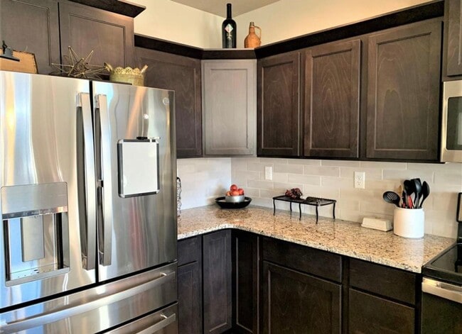 Building Photo - Newer Home in Kennewick, Great Location! Pets welcome!