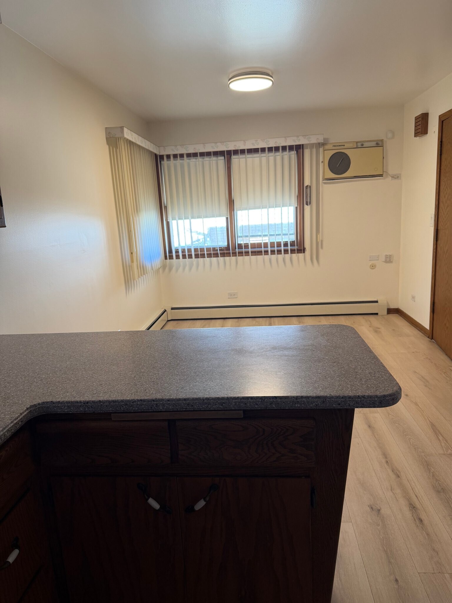 Building Photo - 6614 W Devon Ave