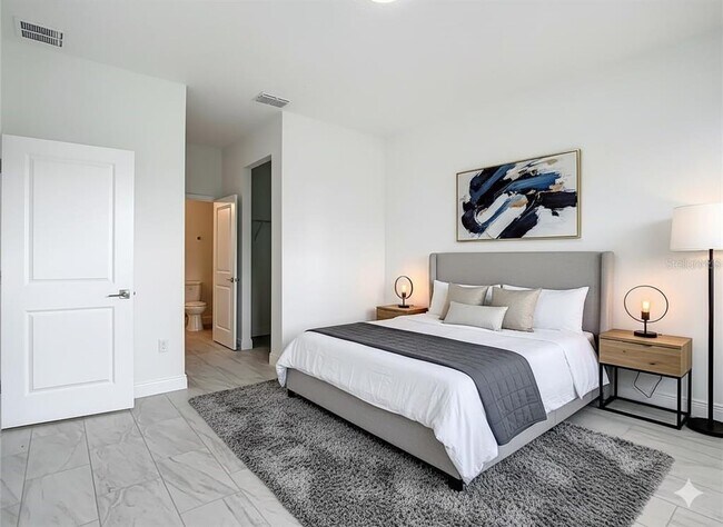 Building Photo - 5736 N Claremont Dr