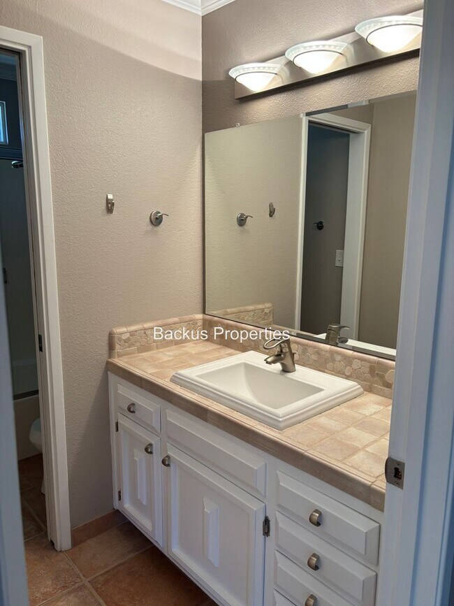 Building Photo - Wonderful three bedroom home on an acre lot in Royal Oaks