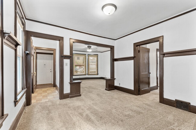 Building Photo - 928 E Locust St