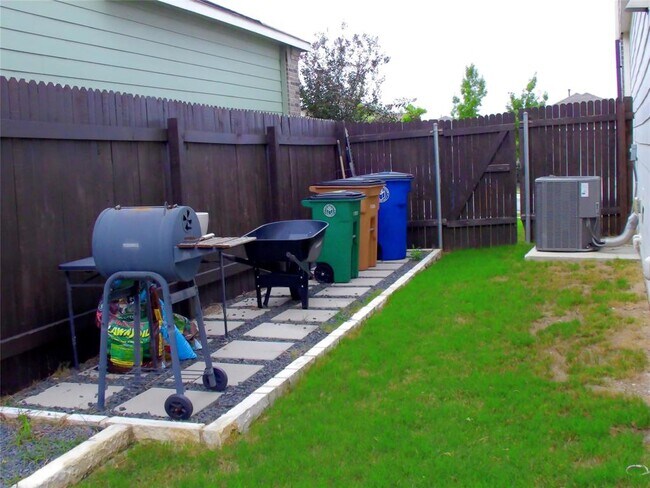 Building Photo - 10629 Sunday Dr