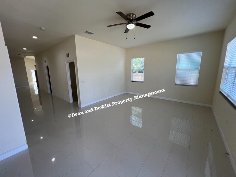 Building Photo - 4 Bed/2 Bath