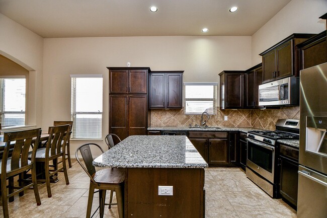 Granite Countertops - 3431 Arrowhead Bay Ln