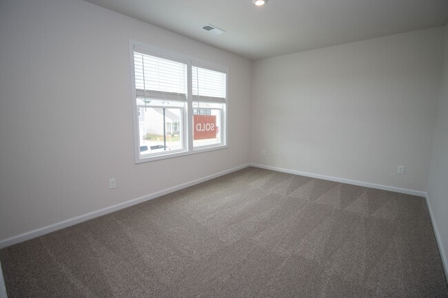 Building Photo - Spacious 4-Bedroom Home - Convenient to Fo...