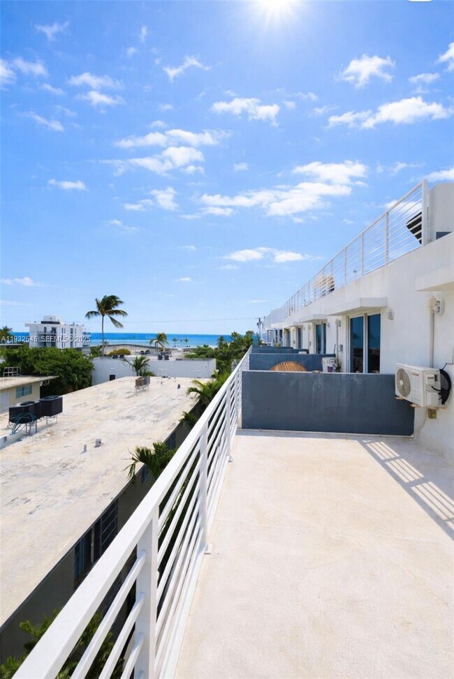 Building Photo - 1966 Biarritz Dr