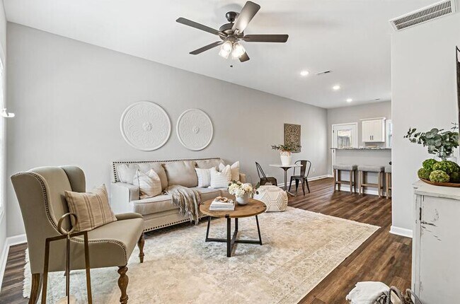 Building Photo - 1115-D2 Hillwood Dr