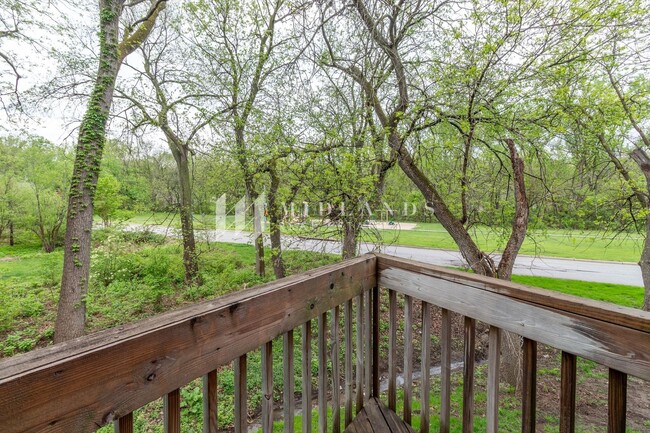 Building Photo - Stunning Rockbrook Townhome