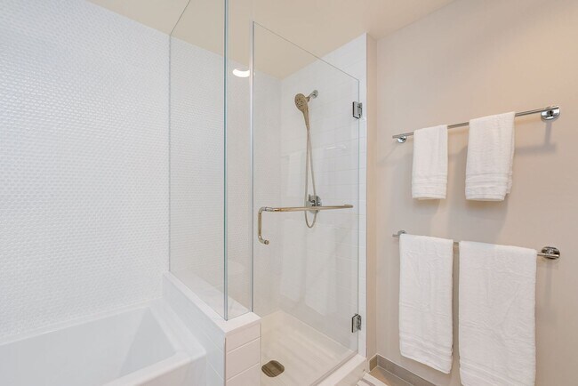 Building Photo - Sky Ala Moana (West) #3001 - Fully furnished 2 BR/2 BA/2 parking