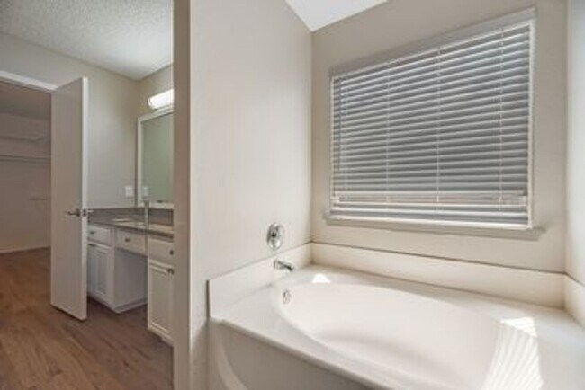 Building Photo - Beautiful newly redone single story home i...