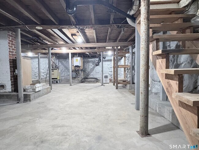 Building Photo - 144 Amston Rd