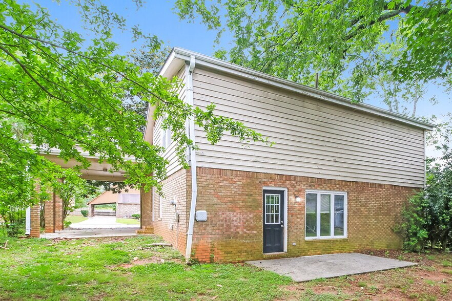 Building Photo - 2112 Golfview Dr SE