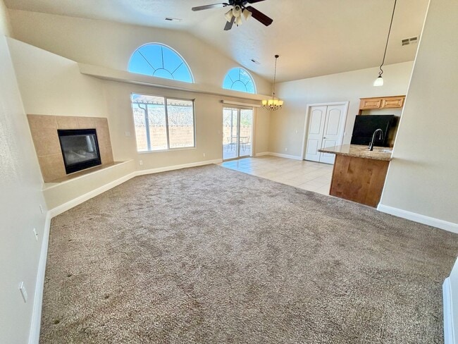 Building Photo - Charming 3 Bed 2 Bath + DEN/OFFICE Area!