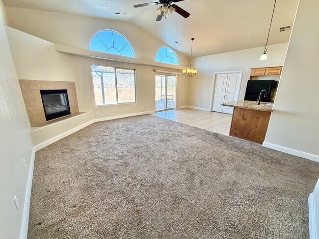 Building Photo - Price Just Reduced!!! Charming 3 Bed 2 Bath + DEN/OFFICE Area!