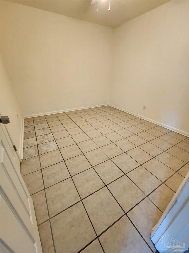 Building Photo - 605 Edison Dr