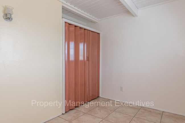 Building Photo - 3 Bedroom, 1 Bath Apartment close to every...
