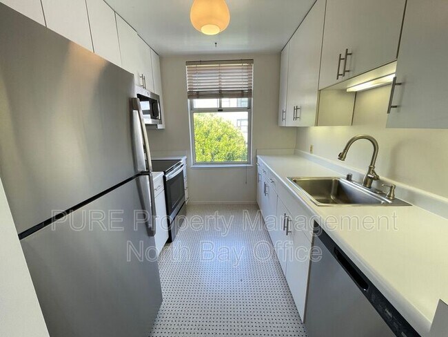 Building Photo - 2075 Sutter St