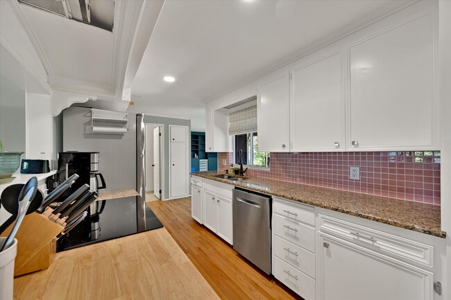 Building Photo - 7/1 Kent East Hill 4 bedroom rambler with ...