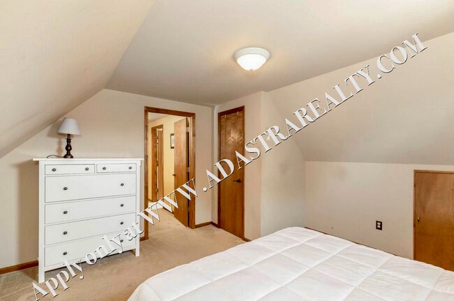 Building Photo - Inviting 3 Bedroom Close to Everything-Available in MAY!!