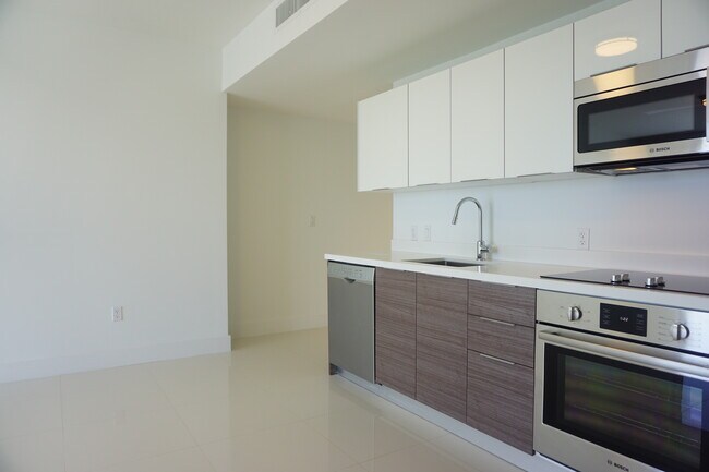 Building Photo - 1010 SW 2nd Ave