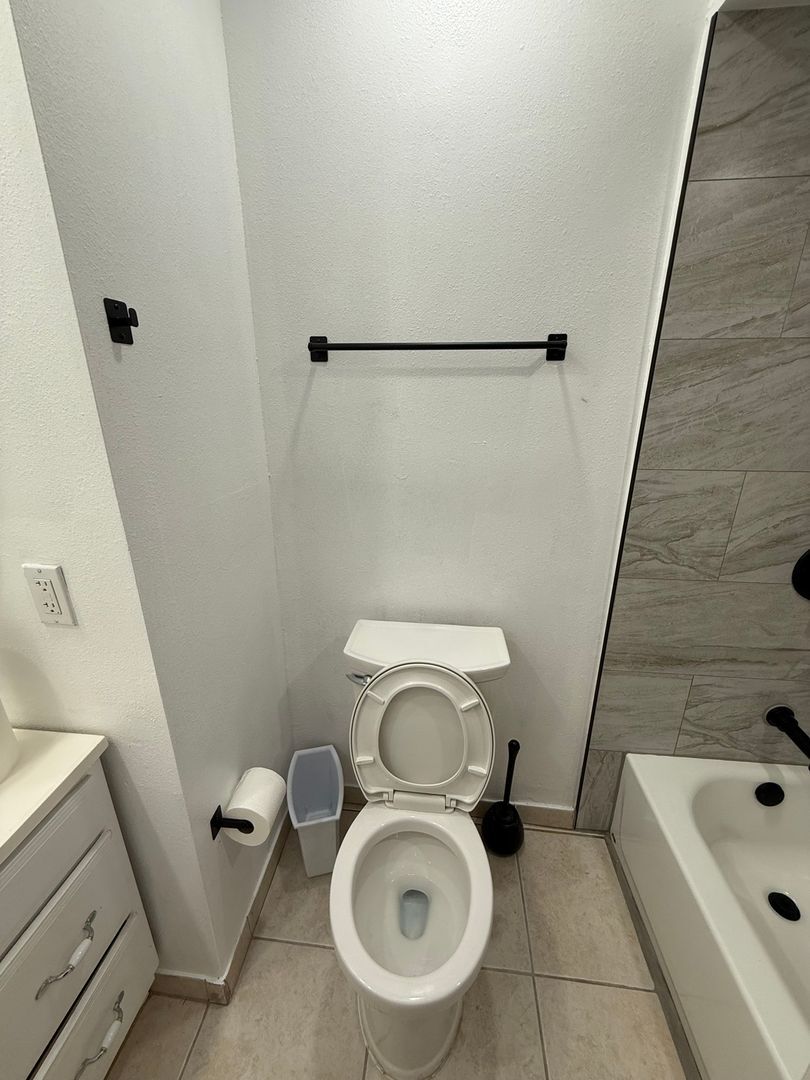 Building Photo - 119 N Alderwood St