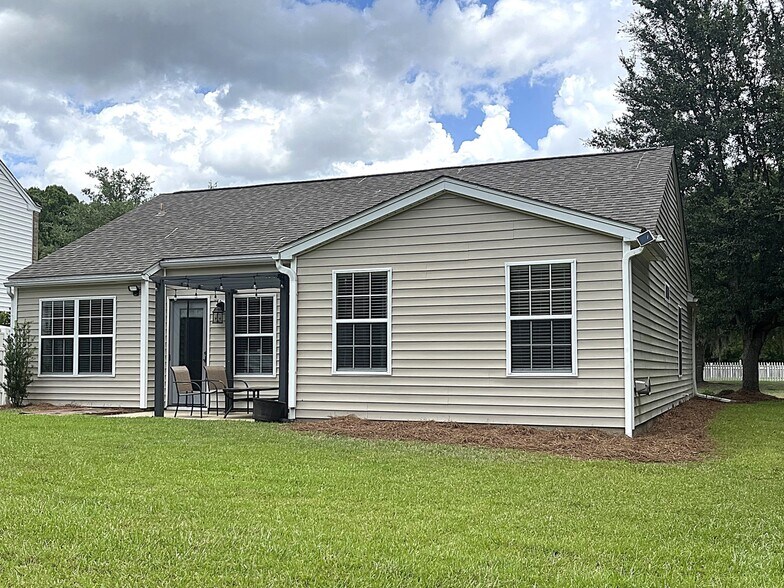 Building Photo - 485 Live Oak Walk