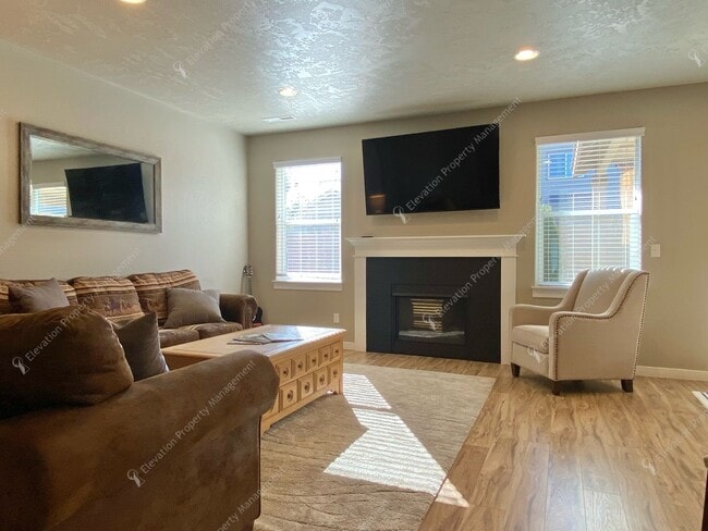Building Photo - **UNFURNISHED**Beautiful Single-Level 3BR ...