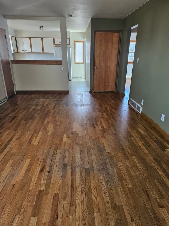 Building Photo - 909 Cale Ave