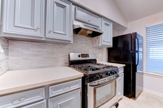 Building Photo - 10703 Highland Woods Dr
