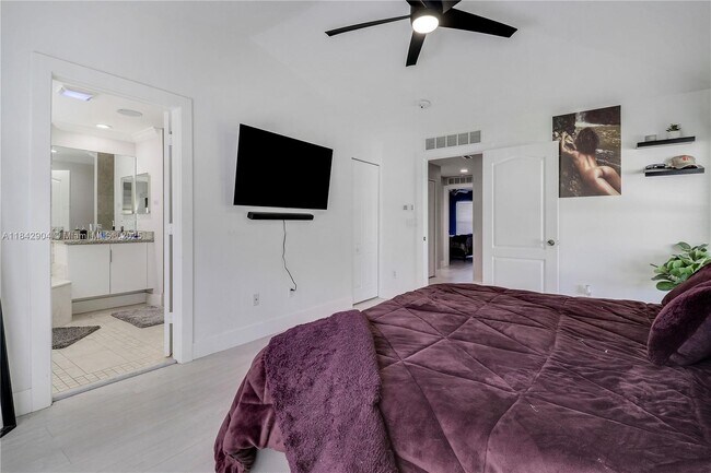 Building Photo - 6047 Seminole Gardens Cir