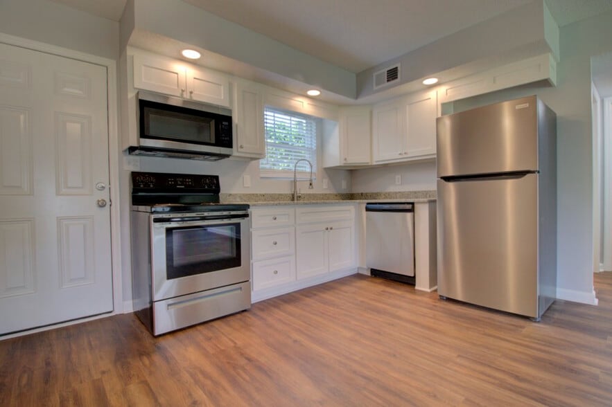 Building Photo - Axis at Rocket City