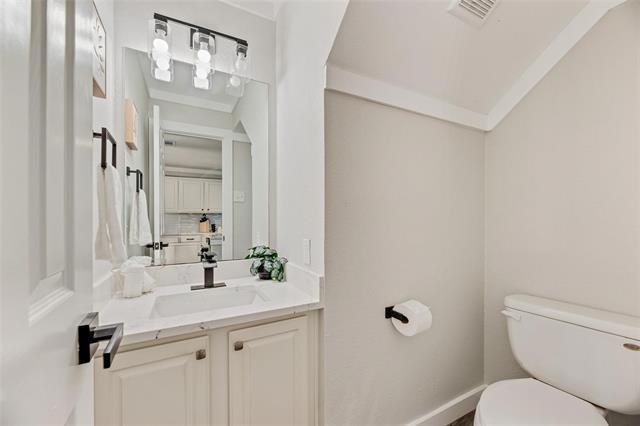 Building Photo - 3824 Parkmont Dr