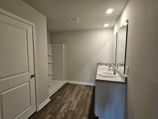 Building Photo - 3 Bedroom/ 2 Bath New Construction