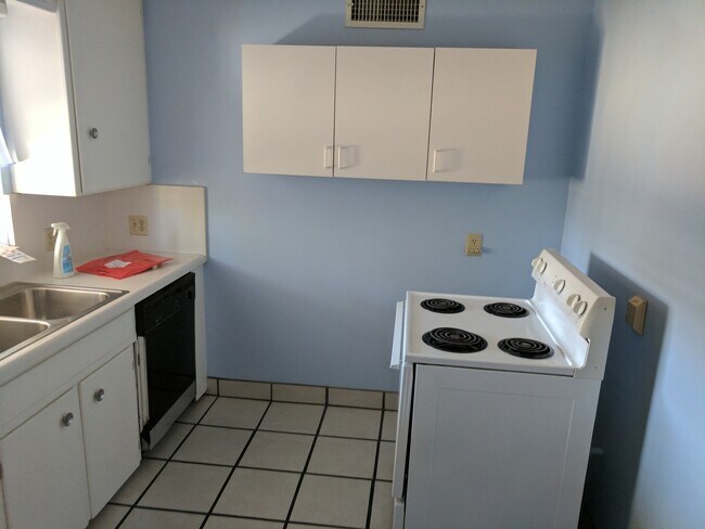 Building Photo - 2 Bedroom and 1 Bath Rental