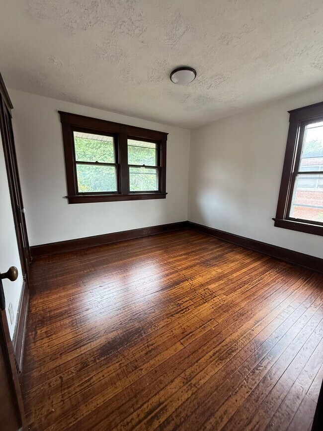 Building Photo - Spacious 3-bed 2-full bath available now