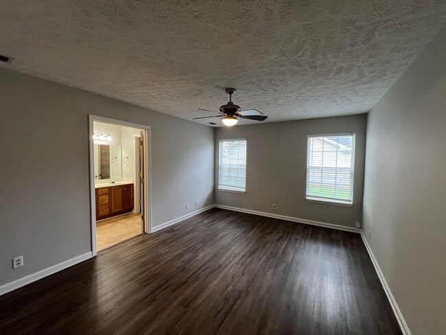 Building Photo - Spacious 4 Bedroom 2.5 Bath Available Now!