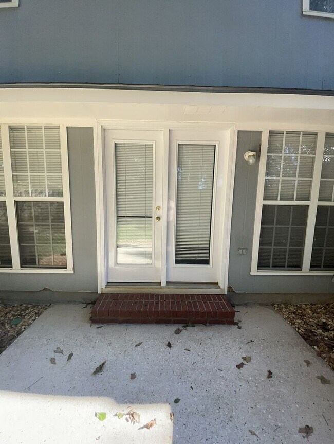 Building Photo - Foxchase Subdivision - End Unit