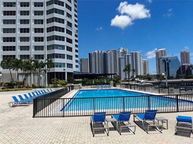 Building Photo - 999 Brickell Bay Dr