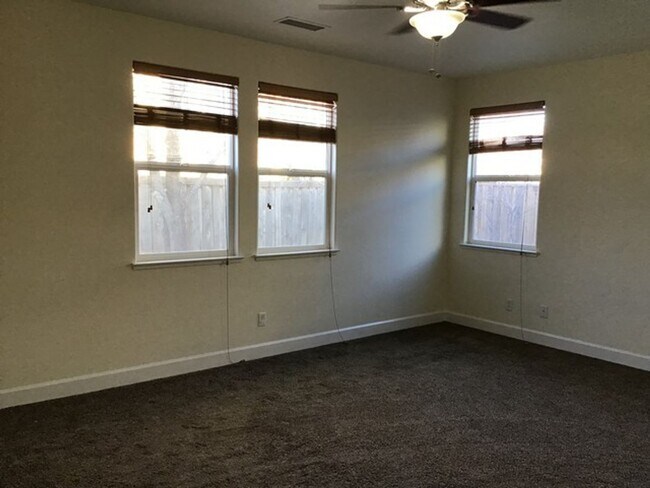 Building Photo - 3 Bedroom plus Den 2 Bath So. Reno Home