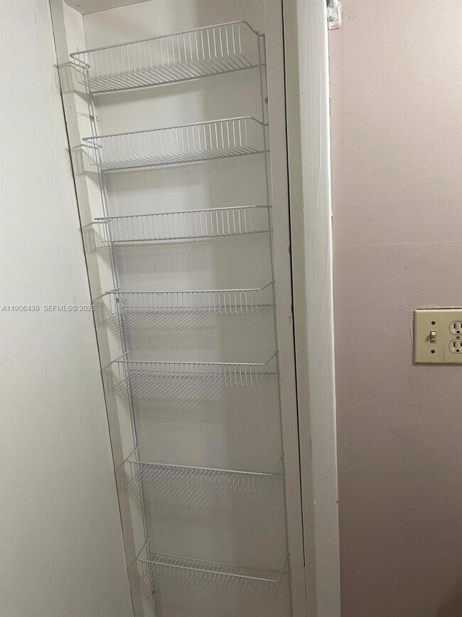 Building Photo - 8635 SW 102nd Ave