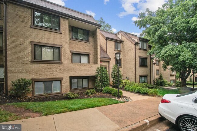 Building Photo - 1635 Parkcrest Cir