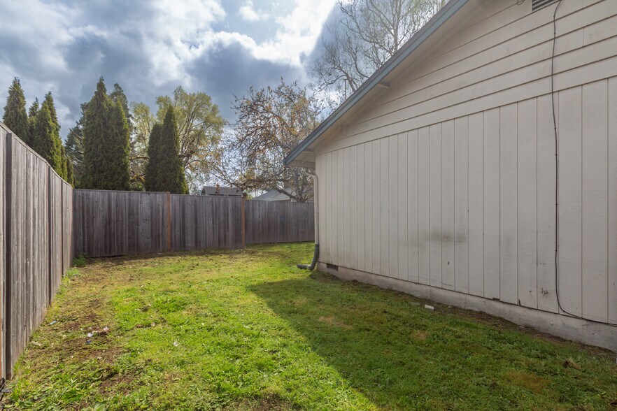 Building Photo - 110 SW Fleishauer Ln