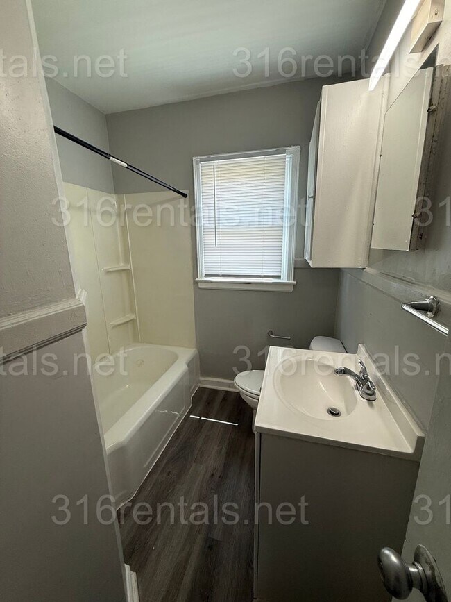 Building Photo - $750 - 2 bed 2 bath - Duplex**FIRST FULL MONTH FREE MOVE IN SPECIAL**
